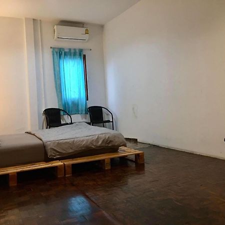 Zee Thai Hostel Бангкок Экстерьер фото