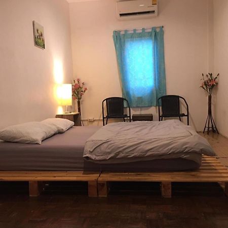 Zee Thai Hostel Бангкок Экстерьер фото